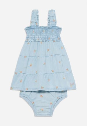 Lyseblå babykjole med matchende bloomers, smocket top, flæse stropper og små lyserøde blomsterprint over det hele.