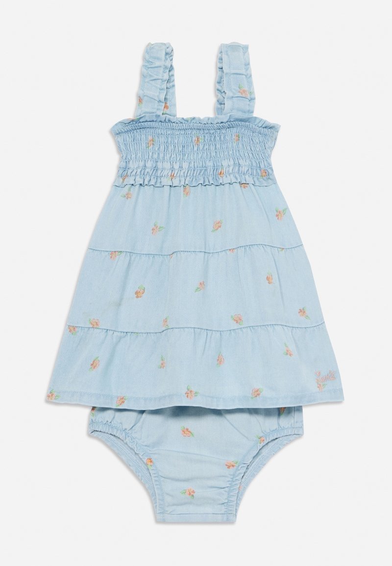 Robe bébé bleu clair avec bloomers assortis, haut smocké, bretelles à volants, et petit imprimé floral rose sur toute la robe.