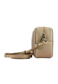 Borsa rettangolare compatta in pelle beige chiaro, con chiusura superiore a zip, tracolla regolabile e texture sottile. Dettagli in metallo dorato.