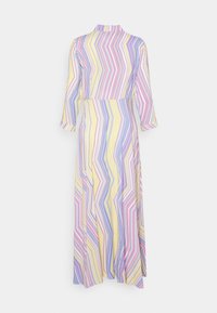 Robe à manches longues, longueur cheville, avec des rayures en zigzag multicolores dans des teintes pastel de jaune, rose, violet et bleu, vue de dos sur un fond uni.