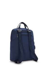 Zaino blu navy realizzato in tessuto resistente, dotato di spallacci regolabili, una tasca principale con zip e una tasca esterna.