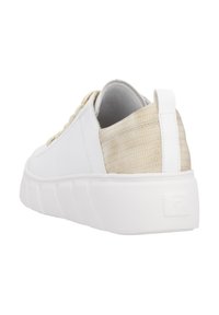 Baskets avec une tige supérieure en synthétique blanc lisse, un dos beige texturé et une semelle blanche texturée. Présente des lacets beiges et un logo au niveau du talon.
