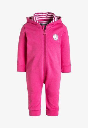 Combinaison rose pour bébé avec capuche, fermeture éclair à l'avant, doublure de capuche rayée rose et blanche, et petit logo circulaire sur la poitrine.
