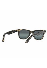 Gafas de sol con patrón carey y lentes grises; forma rectangular, montura de plástico y detalles de hardware dorado en las patillas.