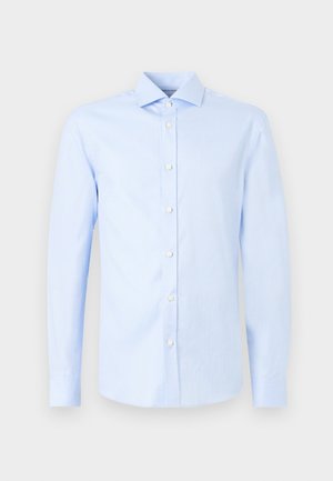 Világoskék, hosszú ujjú férfi ing gombos elejű és klasszikus gallérral, világos háttéren bemutatva.