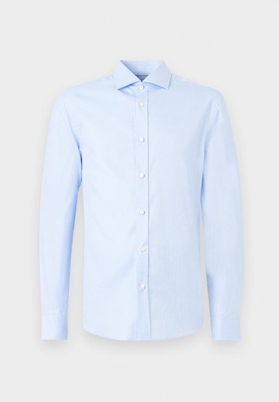 Lyseblå langermet herreskjorte med knapper foran og klassisk krage, vist på en lys bakgrunn.