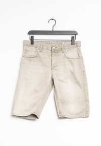 Pantalones cortos de denim beige con un corte relajado, que cuentan con cinco bolsillos, pasadores para cinturón, cierre de botón en la parte frontal y un ligero desvanecimiento en la tela.