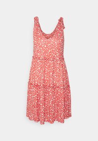 Rode mouwloze jurk met een ronde hals, voorzien van een witte abstracte print, gelaagde ruche-details en elastische accenten op de schouders.