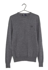 Dunkelgrauer, langärmeliger Wollpullover an einem schwarzen Kleiderbügel, mit einem kleinen gestickten Lorbeerkranz-Logo auf der Brust.
