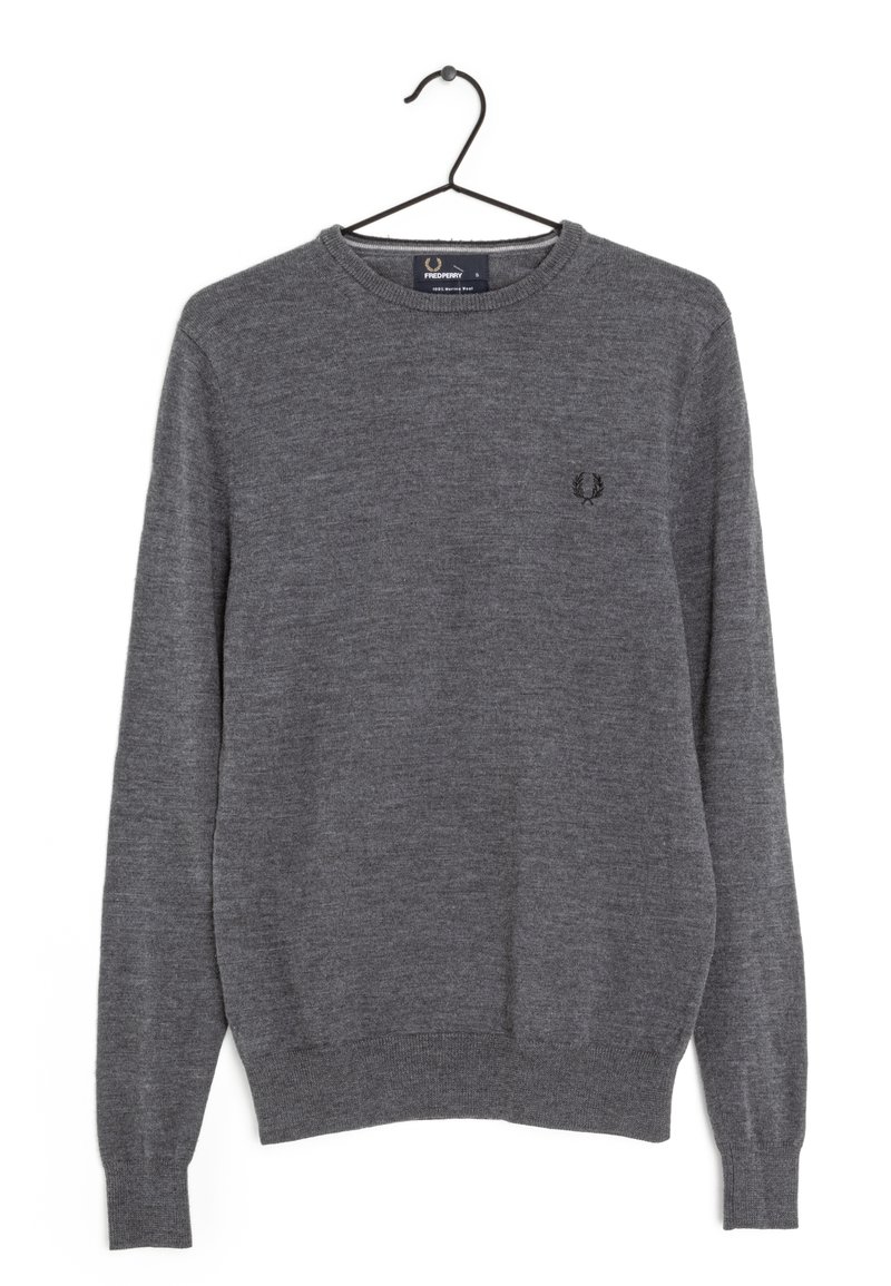 Dunkelgrauer, langärmeliger Wollpullover an einem schwarzen Kleiderbügel, mit einem kleinen gestickten Lorbeerkranz-Logo auf der Brust.