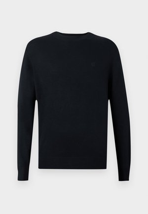 Granatowy sweter z długim rękawem wykonany z materiału dzianinowego, z okrągłym dekoltem i ściśniętymi mankietami. Posiada subtelne logo na piersi.