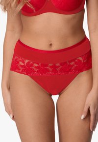 Czerwone wysoki stan majtki z kwiatową koronką, gładkim elastycznym paskiem i teksturowanym panelem z siateczki. Klasyczny kształt i design.