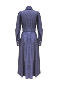 Długa, niebieska sukienka w wzory z kołnierzykiem, elastycznym pasem i guzikami przy mankietach; ma rozkloszowany dół i fakturowany materiał.