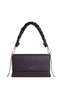Borsa a spalla in pelle viola scuro con manico intrecciato, ganci dorati e piccolo logo "Coccinelle" sulla patta frontale.