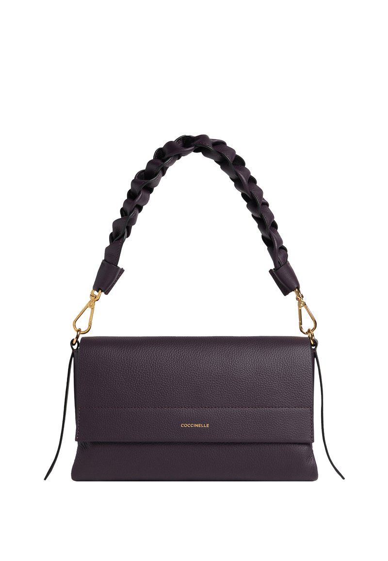 Borsa a spalla in pelle viola scuro con manico intrecciato, ganci dorati e piccolo logo "Coccinelle" sulla patta frontale.