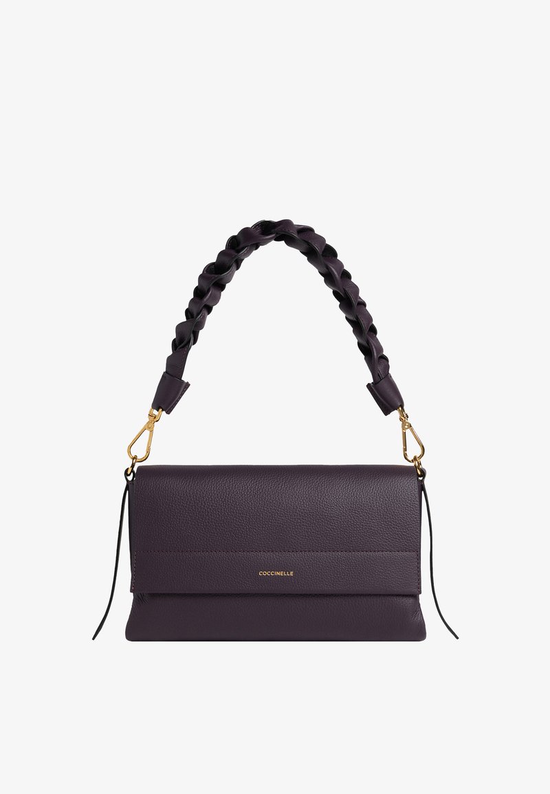 Borsa a spalla in pelle viola scuro con manico intrecciato, ganci dorati e piccolo logo "Coccinelle" sulla patta frontale.