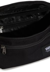 Musta kangas Vansin vyölaukku, jossa kaksi vetoketjutaskua ja etutaskussa brändilogo.