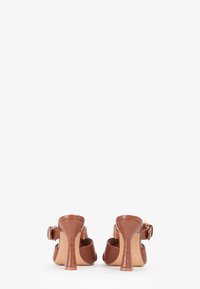 Brune højhælede sandaler med en struktureret finish og ankelstropper, vist fra bagsiden på en hvid baggrund.