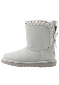 Szare zamszowe botki za kostkę z plecionym detalem na górze, miękkim wykończeniem wewnętrznym i dekoracyjną wstążką z tyłu. Płaska gumowa podeszwa.