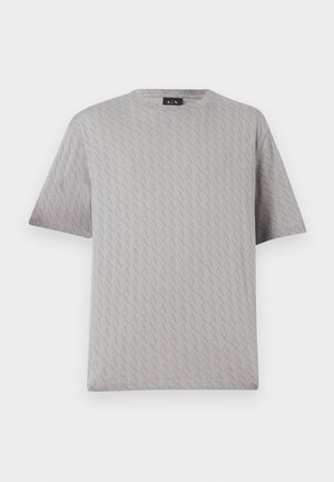 Siva kratka majica s kratkimi rokavi in okroglim izrezom, s subtilnim ponavljajočim diagonalnim vzorcem logotipa "A|X".