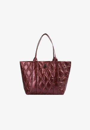 Torba tote z pikowanej tkaniny w ciemnym burgundzie, z błyszczącym wykończeniem, wzorem diamentów oraz podwójnymi uchwytami. Zawiera niewielki akcent logo.