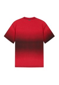 T-shirt en maille rouge à manches courtes avec une bande horizontale à dégradé foncé au milieu, coutures visibles le long des coutures et de l'ourlet.