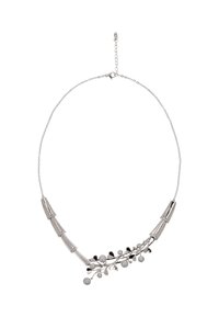 Sølv halskæde med en buet design indeholdende metalagtige sektioner der ligner bambus, udsmykket med en gren af hjerter og runde accenter.