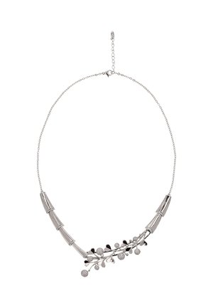 Zilveren ketting met een gebogen ontwerp, bestaande uit metalen secties die doen denken aan bamboe, versierd met een tak van harten en ronde accenten.