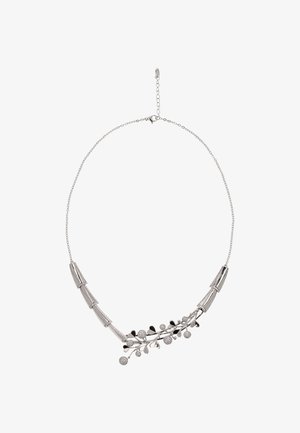 Stříbrný náhrdelník s zakřiveným designem a kovovými sekcemi připomínajícími bambus, zdobený větvičkou srdcí a kulatými akcenty.
