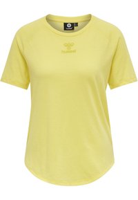 Żółta sportowa koszulka z krótkim rękawem, okrągłym dekoltem i logo hummel na piersi, zaprojektowana do aktywnego noszenia.