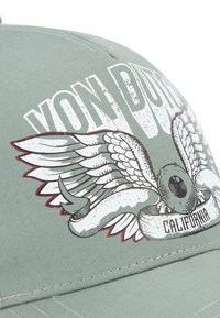 Casquette de baseball verte avec un graphisme d'ailes et un emblème circulaire, accentuée par le texte "VON DUTCH" et "CALIFORNIA". Conçue avec un tissu respirant.
