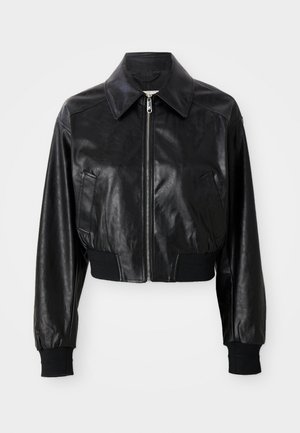 Zwarte leren cropped jacket met een puntige kraag, ritssluiting en elastische zwarte manchetten en zoom. Bevat zijzakken.