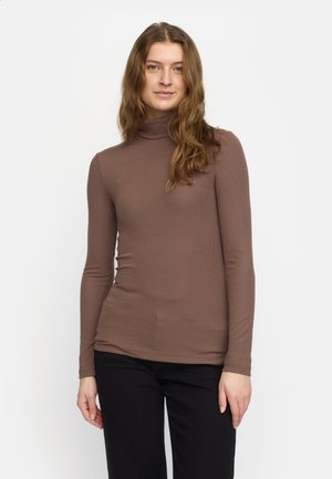 Barna bordázott, hosszú ujjú garbó, slim fit szabással és puha tapintással, fekete nadrággal párosítva. Egyszerű dizájn, amely jól alkalmas rétegezésre.