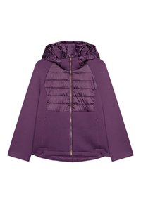 Chaqueta con capucha morada y cremallera frontal, que presenta un panel acolchado en el pecho y mangas suaves. Tejido suave con un acabado mate.