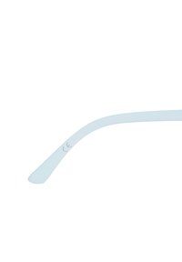 Jasnoniebieski zausznik okularów, zakrzywiony kształt z gładką powierzchnią. Oznaczenie "CE" nadrukowane w pobliżu końca dla zapewnienia zgodności.