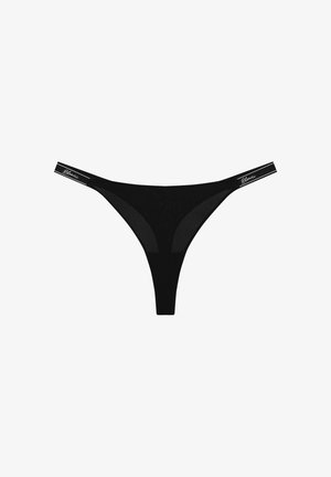 Czarne stringi z ribbowanej tkaniny, z wąskim paskiem w talii i logo. Prosty design z minimalnym zakryciem.