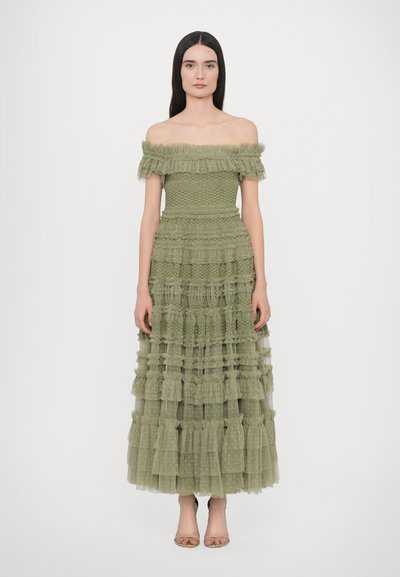 Schulterfreies, geschichtetes Maxikleid in Hellgrün mit strukturiertem Oberteil und Rüschenschichten. Abgerundet mit einem durchsichtigen, gepunkteten Überzug.