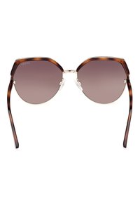 Gafas de sol de carey de gran tamaño con lentes graduados, forma angular, acentos metálicos y almohadillas nasales transparentes; textura suave.