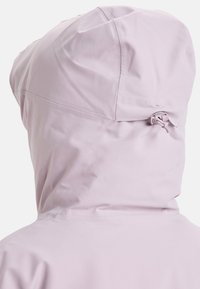 Veste à capuche de couleur lilas avec une texture lisse, dotée d'un cordon de serrage à l'arrière et de coutures sans soudure au niveau des épaules.