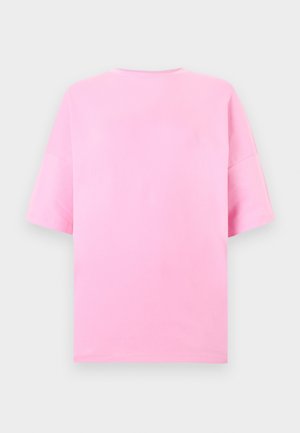 Tricou simplu roz deschis cu mâneci scurte și guler rotund, așezat plat pe un fundal alb.