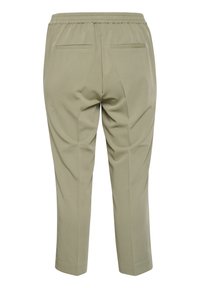 Pantalons vert olive avec une taille élastique, deux poches arrière et une coupe fuselée au toucher lisse.