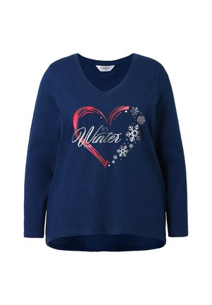 Camiseta de manga larga azul marino con escote en V que presenta un gráfico de corazón rojo, texto plateado "Es tiempo de invierno" y detalles de copos de nieve. Material suave de algodón.