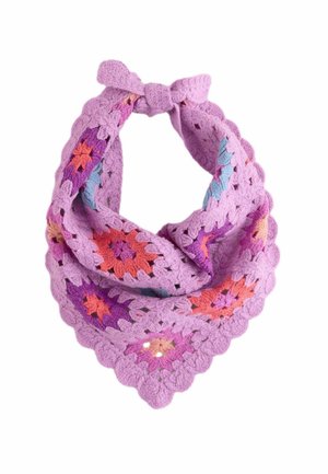 Szydełkowana fioletowa chusta bandana z wielokolorowymi kwadratowymi wzorami kwiatowymi, falistymi brzegami i związanym węzłem na górze.