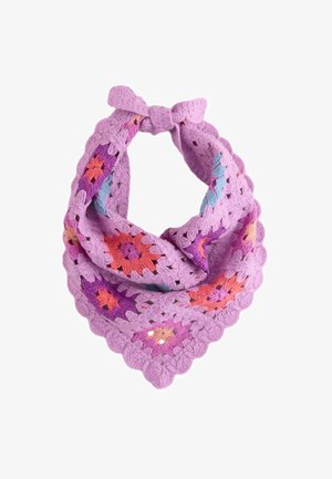 Horgolt lila bandana sál többszínű virágos négyzetmintákkal, hullámos szélekkel és tetején megkötött csomóval.