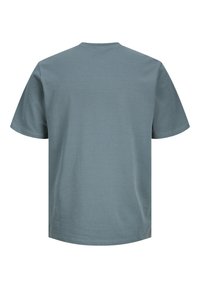 Korte mouw t-shirt in gedempt blauw, gemaakt van zachte katoenen stof. Klassieke ronde hals en rechte zoom met minimale textuur.