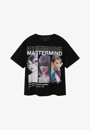 Black cotton t-shirt featuring three portraits and text. Short sleeves, loose fit, with graphic prints and signatures in white and pastel colors.