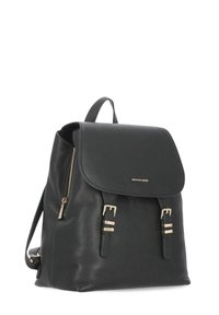 Zaino in pelle nera con una forma strutturata, flap pieghevole, dettagli in hardware dorato e una zip laterale. Dotato di spallacci regolabili.