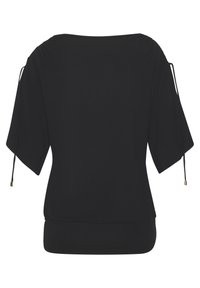 Blusa negra de manga corta con cuello barco, tela fruncida en las mangas y cordones ajustables colgando de cada manga.