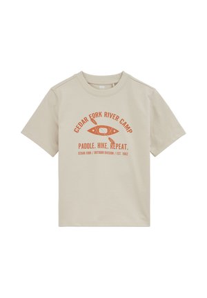 Béžové tričko s krátkym rukávom s oranžovou grafikou kajaku a pádlami, na prednej strane text „Cedar Fork River Camp Paddle. Hike. Repeat.“