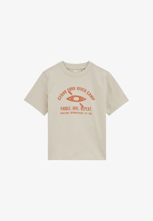 Maglietta beige a maniche corte con grafica arancione di un kayak e pagaie, testo "Cedar Fork River Camp Paddle. Hike. Repeat." sul davanti.